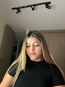 Snapshot of lunablossom_ chatting on February 27, 1:16 am lunablossom online show from February 27, 1:16 am