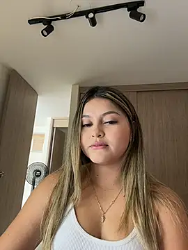 Snapshot of lunablossom_ chatting on February 28, 6:20 pm lunablossom online show from February 28, 6:20 pm