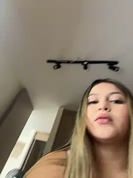 Snapshot of lunablossom_ chatting on March 2, 6:48 pm lunablossom online show from March 2, 6:48 pm