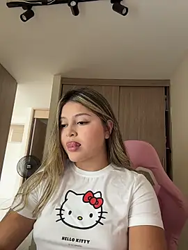 Snapshot of lunablossom_ chatting on March 3, 7:42 pm lunablossom online show from March 3, 7:42 pm