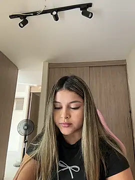 Snapshot of lunablossom_ chatting on March 4, 8:59 pm lunablossom online show from March 4, 8:59 pm