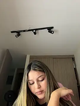 Snapshot of lunablossom_ chatting on March 7, 4:20 am lunablossom online show from March 7, 4:20 am