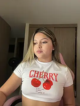 Snapshot of lunablossom_ chatting on March 7, 11:57 pm lunablossom online show from March 7, 11:57 pm