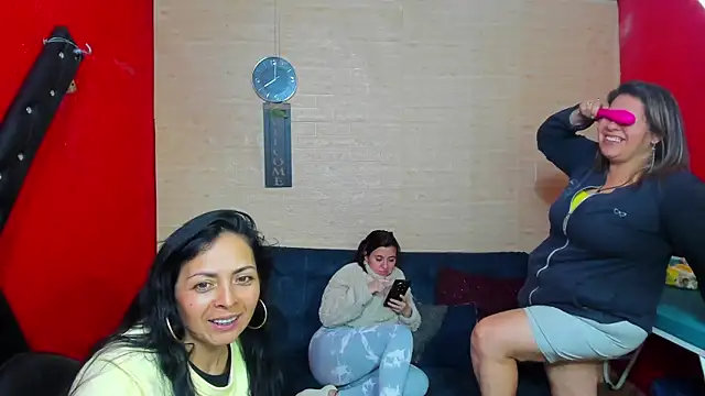 lesbiancuple online show from November 7, 1:05 am