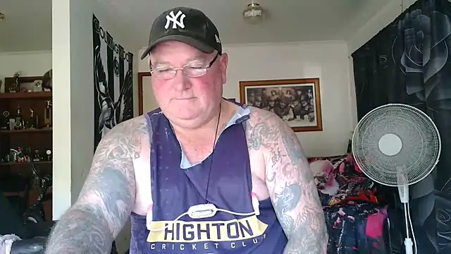 Snapshot of HOTANAL chatting on May 4, 3:24 am HOTANAL online show from May 4, 3:24 am