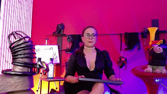 Snapshot of MistressSlut1 chatting on July 6, 11:29 am MistressSlut1 online show from July 6, 11:29 am