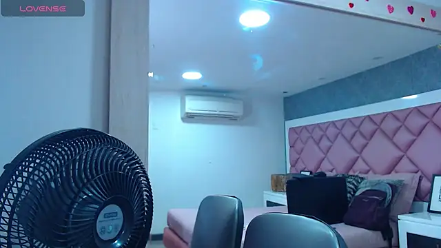 Snapshot of DanielaDuff chatting on October 28, 7:49 pm DanielaDuff online show from October 28, 7:49 pm