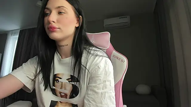 JenniferQueen11 online show from March 4, 10:02 am