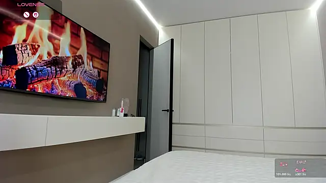 JenniferQueen11 online show from April 12, 9:25 am