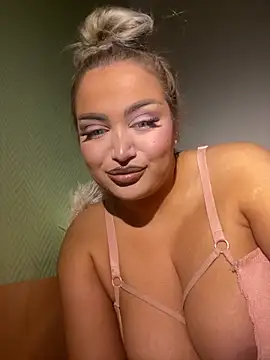 Snapshot of EmiliaPetrova chatting on March 6, 8:27 pm EmiliaPetrova online show from March 6, 8:27 pm