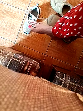 Snapshot of feet_toes chatting on February 26, 6:15 am feet toes online show from February 26, 6:15 am