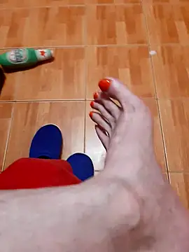 Snapshot of feet_toes chatting on October 14, 8:20 pm feet toes online show from October 14, 8:20 pm
