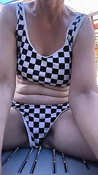 Snapshot of Dettybitch40 chatting on June 29, 12:27 pm Dettybitch40 online show from June 29, 12:27 pm