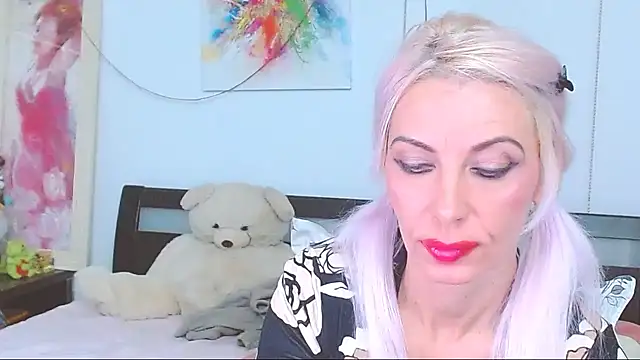 HoneyLara online show from October 5, 8:40 pm