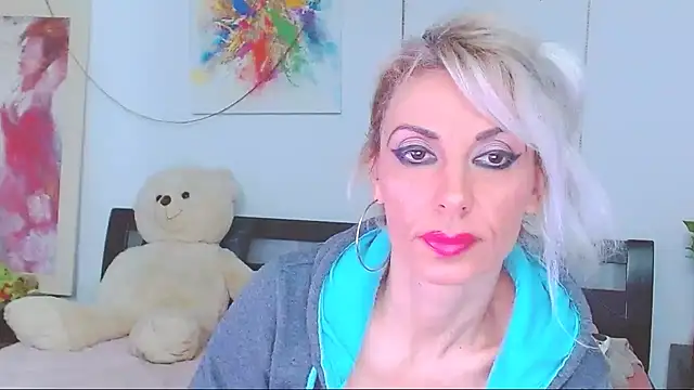 HoneyLara online show from March 1, 9:50 pm