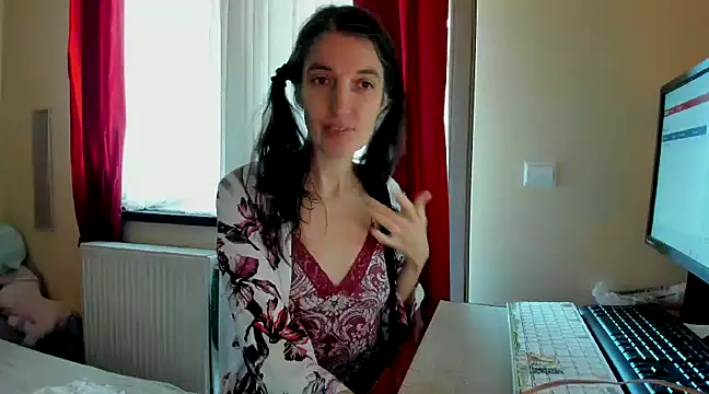 Snapshot of AliceisHome chatting on January 5, 10:32 am AliceisHome online show from January 5, 10:32 am