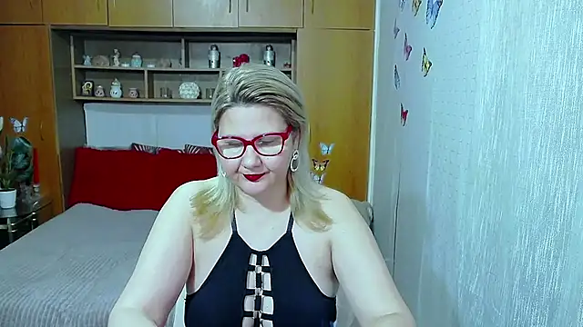 LucilleFenlys online show from April 9, 10:37 pm