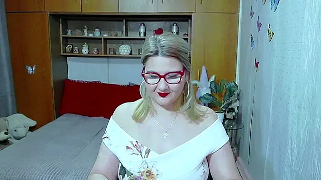 LucilleFenlys online show from May 25, 10:16 pm