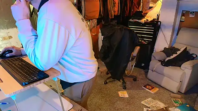 cumhungrybottom4u online show from March 2, 3:09 am