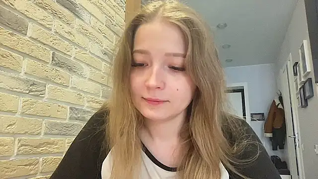 CharmingSarah online show from May 6, 2:00 pm