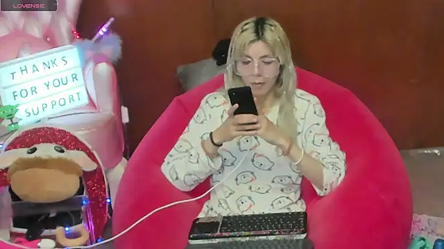 Snapshot of Skinygirl chatting on June 20, 10:34 pm Skinygirl online show from June 20, 10:34 pm