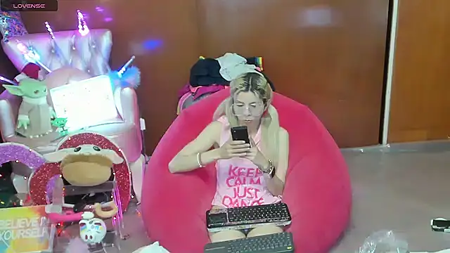 Snapshot of Skinygirl chatting on July 11, 12:46 am Skinygirl online show from July 11, 12:46 am
