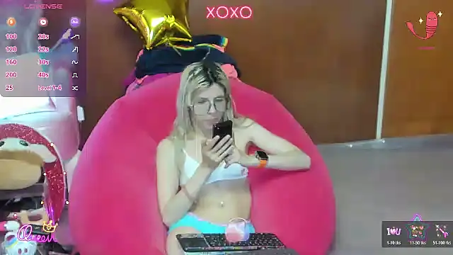 Snapshot of Skinygirl chatting on July 24, 1:47 am Skinygirl online show from July 24, 1:47 am