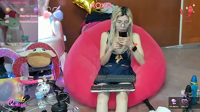 Snapshot of Skinygirl chatting on July 26, 2:09 am Skinygirl online show from July 26, 2:09 am