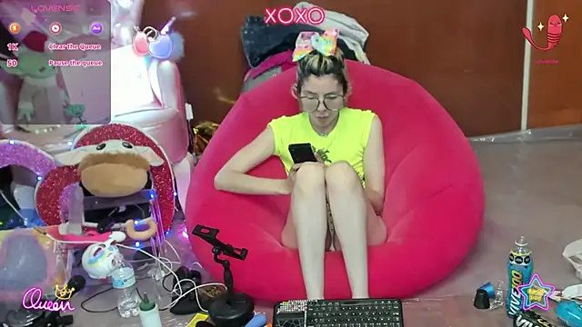 Snapshot of Skinygirl chatting on August 1, 1:49 am Skinygirl online show from August 1, 1:49 am