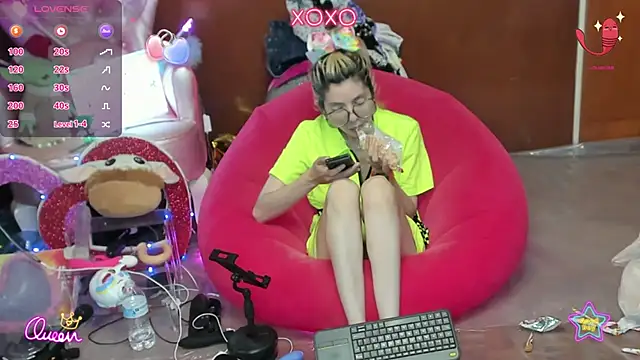 Snapshot of Skinygirl chatting on August 2, 1:15 am Skinygirl online show from August 2, 1:15 am
