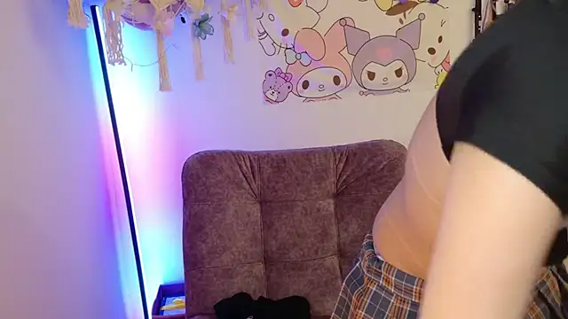 Snapshot of Loving_Ema_1 chatting on February 24, 8:40 pm Loving Ema 1 online show from February 24, 8:40 pm