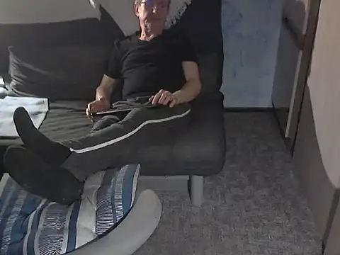 kiam471 online show from February 13, 11:45 pm