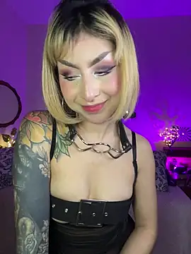 Snapshot of Cinamoonn chatting on March 1, 6:10 pm Cinamoonn online show from March 1, 6:10 pm