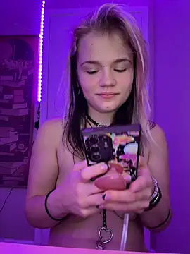 Snapshot of Cutiepiespanks chatting on October 1, 5:35 am Cutiepiespanks online show from October 1, 5:35 am