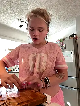 Snapshot of Cutiepiespanks chatting on October 10, 9:14 pm Cutiepiespanks online show from October 10, 9:14 pm