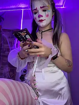 Snapshot of Cutiepiespanks chatting on October 31, 10:44 pm Cutiepiespanks online show from October 31, 10:44 pm