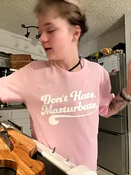 Snapshot of Cutiepiespanks chatting on December 18, 1:22 am Cutiepiespanks online show from December 18, 1:22 am