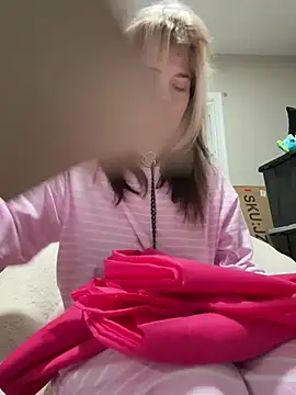 Snapshot of Cutiepiespanks chatting on February 1, 4:33 am Cutiepiespanks online show from February 1, 4:33 am