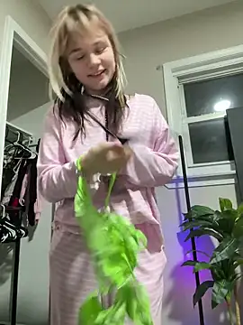 Snapshot of Cutiepiespanks chatting on February 2, 4:00 am Cutiepiespanks online show from February 2, 4:00 am