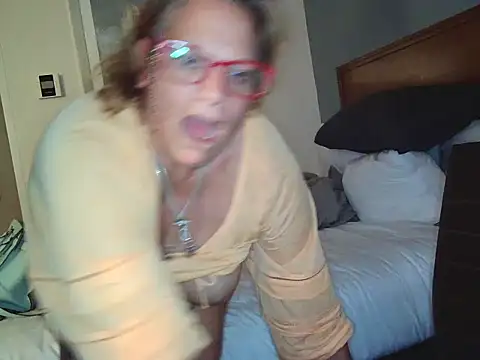 Snapshot of Victoria121565 chatting on March 27, 8:26 am Victoria121565 online show from March 27, 8:26 am