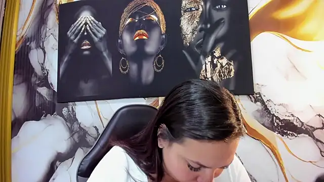 Snapshot of LizzRouse chatting on June 5, 9:31 pm LizzRouse online show from June 5, 9:31 pm