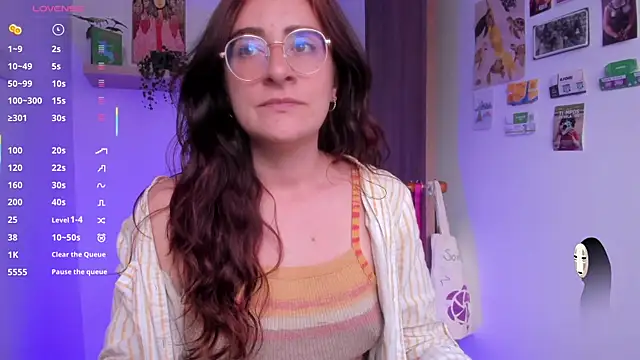 Snapshot of linda_giggle chatting on June 19, 10:24 pm linda giggle online show from June 19, 10:24 pm