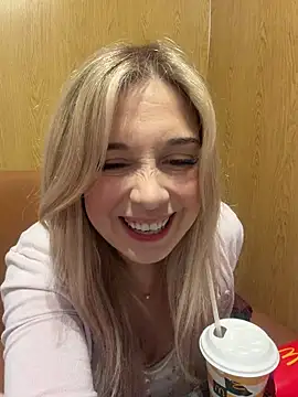 CherryAuroraa online show from April 5, 8:28 pm