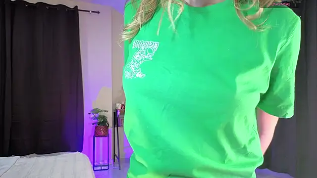 Snapshot of AmelieAxie chatting on January 13, 3:12 am AmelieAxie online show from January 13, 3:12 am