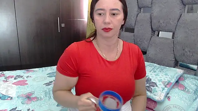 Snapshot of sara_hott_1 chatting on June 23, 3:43 pm sara hott 1 online show from June 23, 3:43 pm