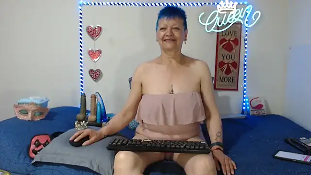 loquitaqueen011 online show from April 4, 2:36 pm