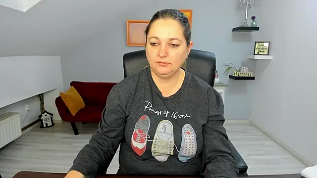 LollaGirl online show from December 17, 4:18 am