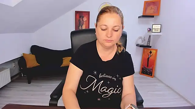 LollaGirl online show from May 22, 2:51 am