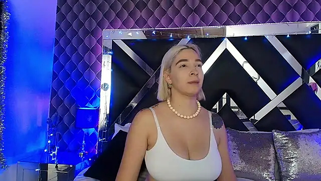 victoriaa lee  online show from July 14, 7:08 pm