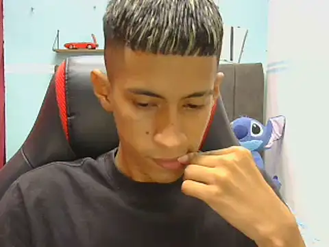 Angelstripboy online show from August 6, 11:39 pm